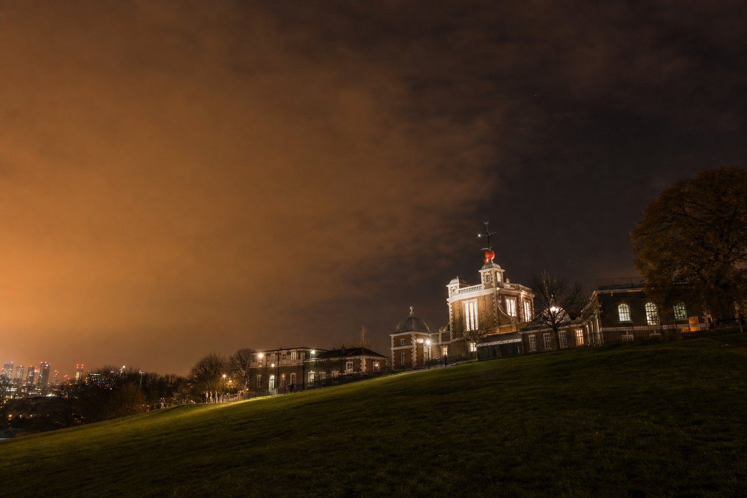 City skyglow over an observatory